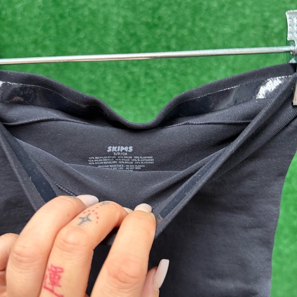 SKIMS Black Shapewear one leg Shorts - Picture 3 of 3